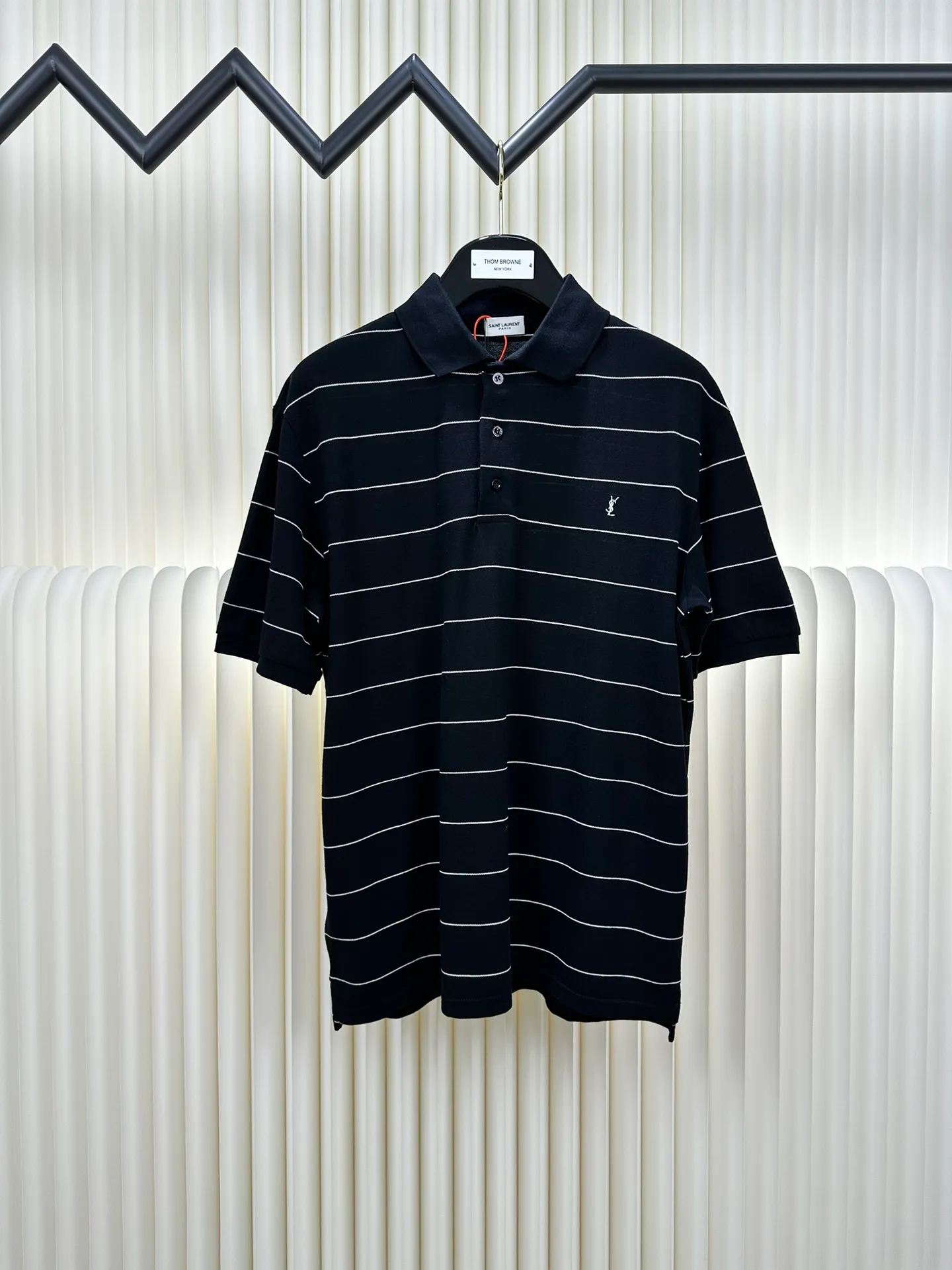P320 Saint Laurent logo embroidered striped POLO shirt (authentic version - physical counter - top luxury quality) 🆚Instant sale of all versions on the market Customized elegant striped piqué cotton, breathable and dry. Striped elements jump across the clothes, showing a unique visual beauty. The YSL logo embroidered on the chest is vividly displayed on the garment, highlighting its unique identity and charm.  Adopt imported machine embroidery technology, use advanced computer control system and precision mechanical components to realize YSL logo embroidery operation. Size: s m l xl